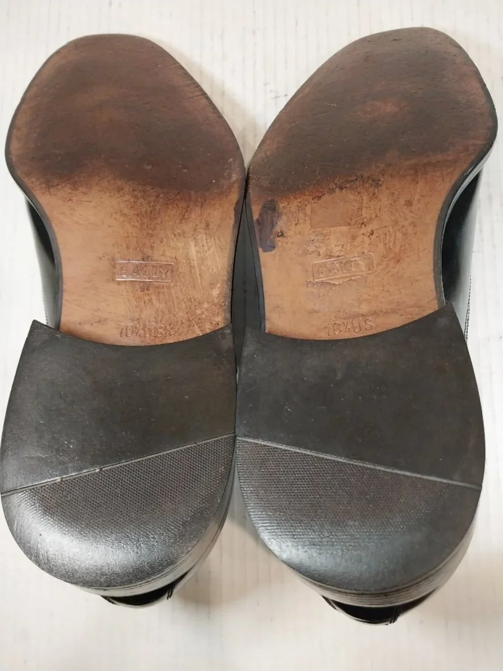BALLY men's (SAVE $700) size 10.5 EEE black Derby.